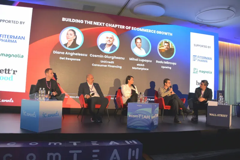 Panelul „Building the Next Chapter of eCommerce Growth” pe scena ecomTEAM, cu participanții așezați în fața ecranului cu titlul sesiunii.