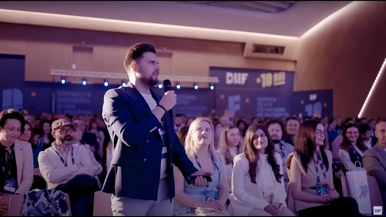 Cadru din materialul „MANIFESTO DWF | Gala 10 ani”: Filmul de brand produs pentru gala aniversară DWF.