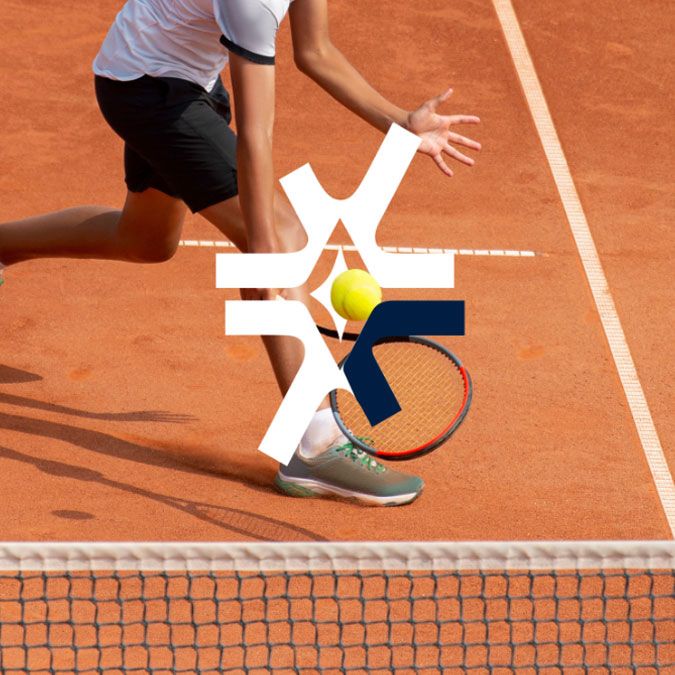 Jucător de tenis pe un teren de zgură, lângă fileu, cu simbolul Romnets