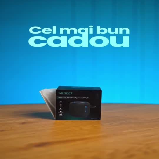 Cadru din materialul „Produsul, într-un colț de studio”: Prezentare de produs pe fundal simplu, cu prim-planuri și text pe ecran.